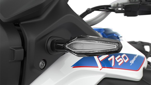Βλέπουμε τα ιδιαίτερα φλας LED της F 750 GS.
