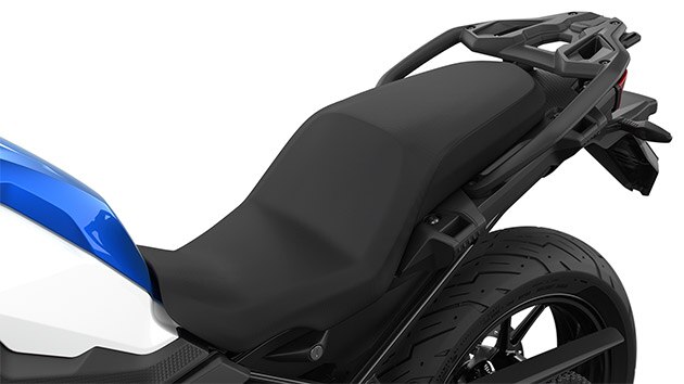 Βλέπουμε τη σέλα της F 750 GS.