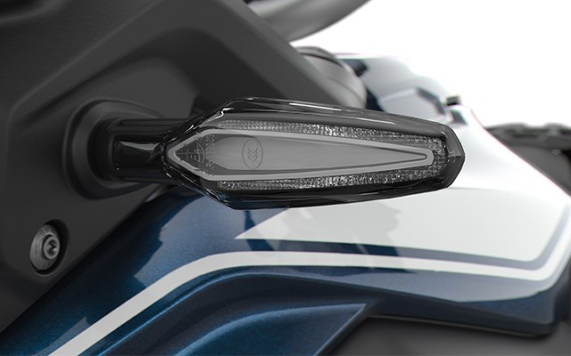 Βλέπουμε τα φλας LED της F 850 GS.