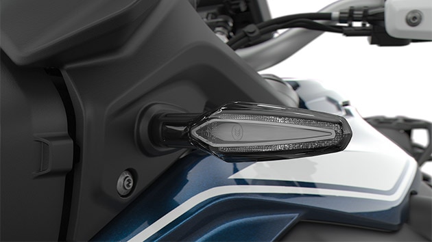 Βλέπουμε τα φλας LED της F 850 GS.