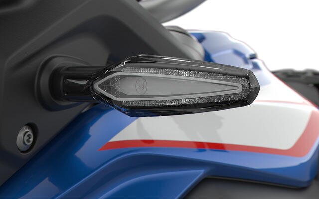 Βλέπουμε τα φλας LED της F 850 GS.