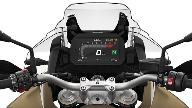 Βλέπουμε την οθόνη TFT 6,5" της F 850 GS Adventure.