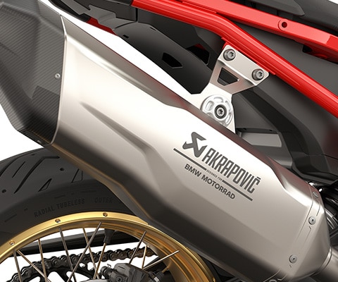 Η F 900 GS της BMW Motorrad με τελικό σιγαστήρα εξάτμισης Akrapovič