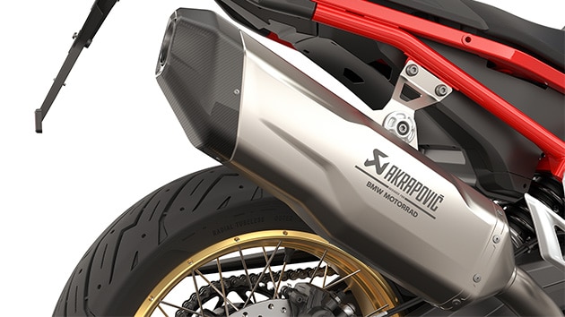 Η F 900 GS της BMW Motorrad με τελικό σιγαστήρα εξάτμισης Akrapovič