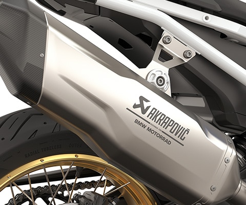 Η F 900 GS της BMW Motorrad με τελικό σιγαστήρα εξάτμισης Akrapovič