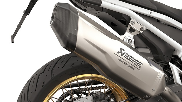 Η F 900 GS της BMW Motorrad με τελικό σιγαστήρα εξάτμισης Akrapovič