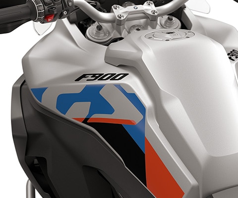 Τα πλευρικά διακοσμητικά καλύμματα της F 900 GS Adventure της BMW Motorrad με μεγάλο ρεζερβουάρ 23 l