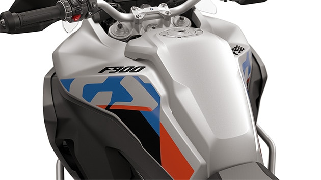 Τα πλευρικά διακοσμητικά καλύμματα της F 900 GS Adventure της BMW Motorrad με μεγάλο ρεζερβουάρ 23 l
