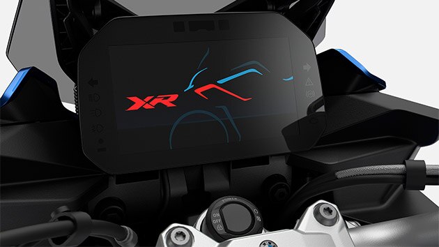 Βλέπουμε την έγχρωμη οθόνη TFT της F 900 XR.