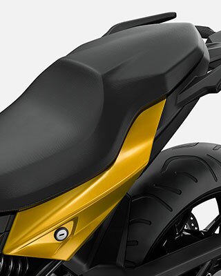 Βλέπουμε τη σέλα της F 900 XR.