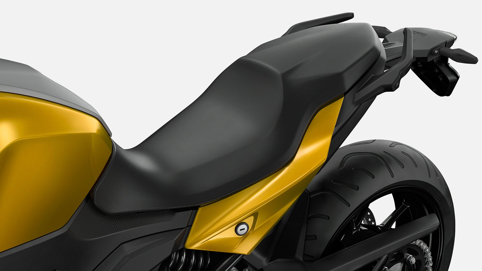 Βλέπουμε τη σέλα της F 900 XR.