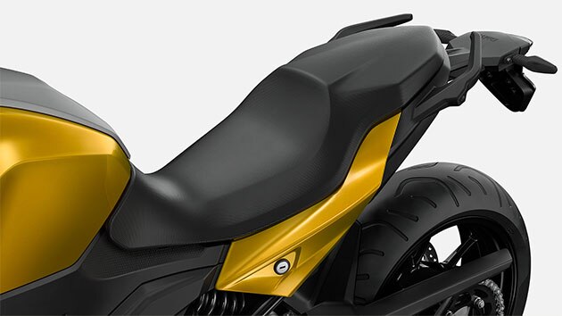 Βλέπουμε τη σέλα της F 900 XR.