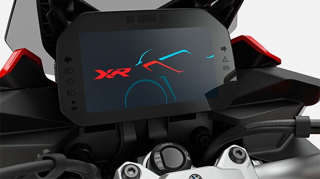 Βλέπουμε την έγχρωμη οθόνη TFT της F 900 XR.