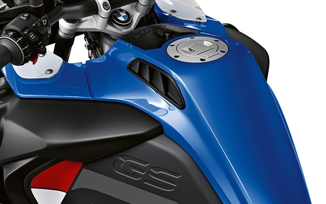 Βλέπουμε το ρεζερβουάρ 30 λίτρων της R 1250 GS Adventure.