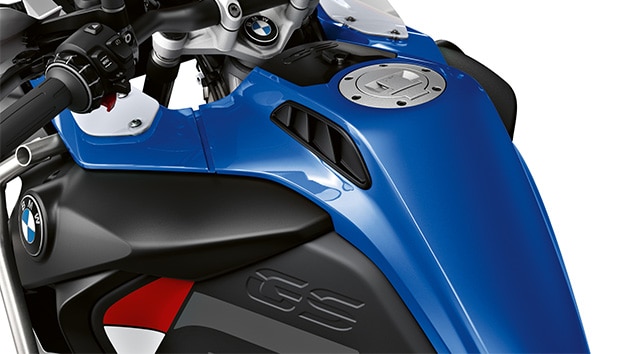 Βλέπουμε το ρεζερβουάρ 30 λίτρων της R 1250 GS Adventure.