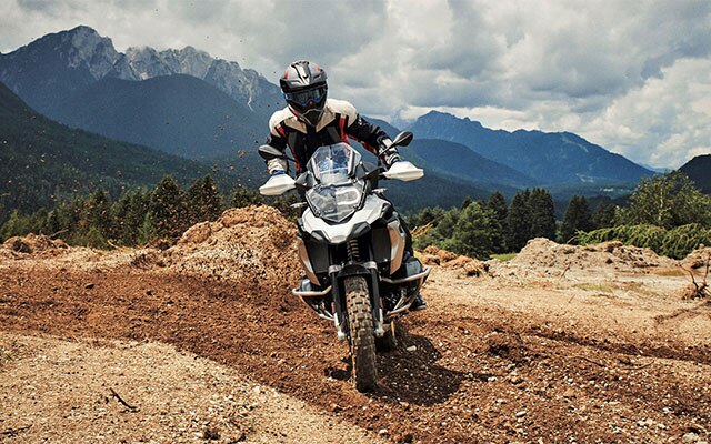 Η BMW R 1250 GS στον δρόμο με τον προαιρετικό εξοπλισμό riding mode Pro.