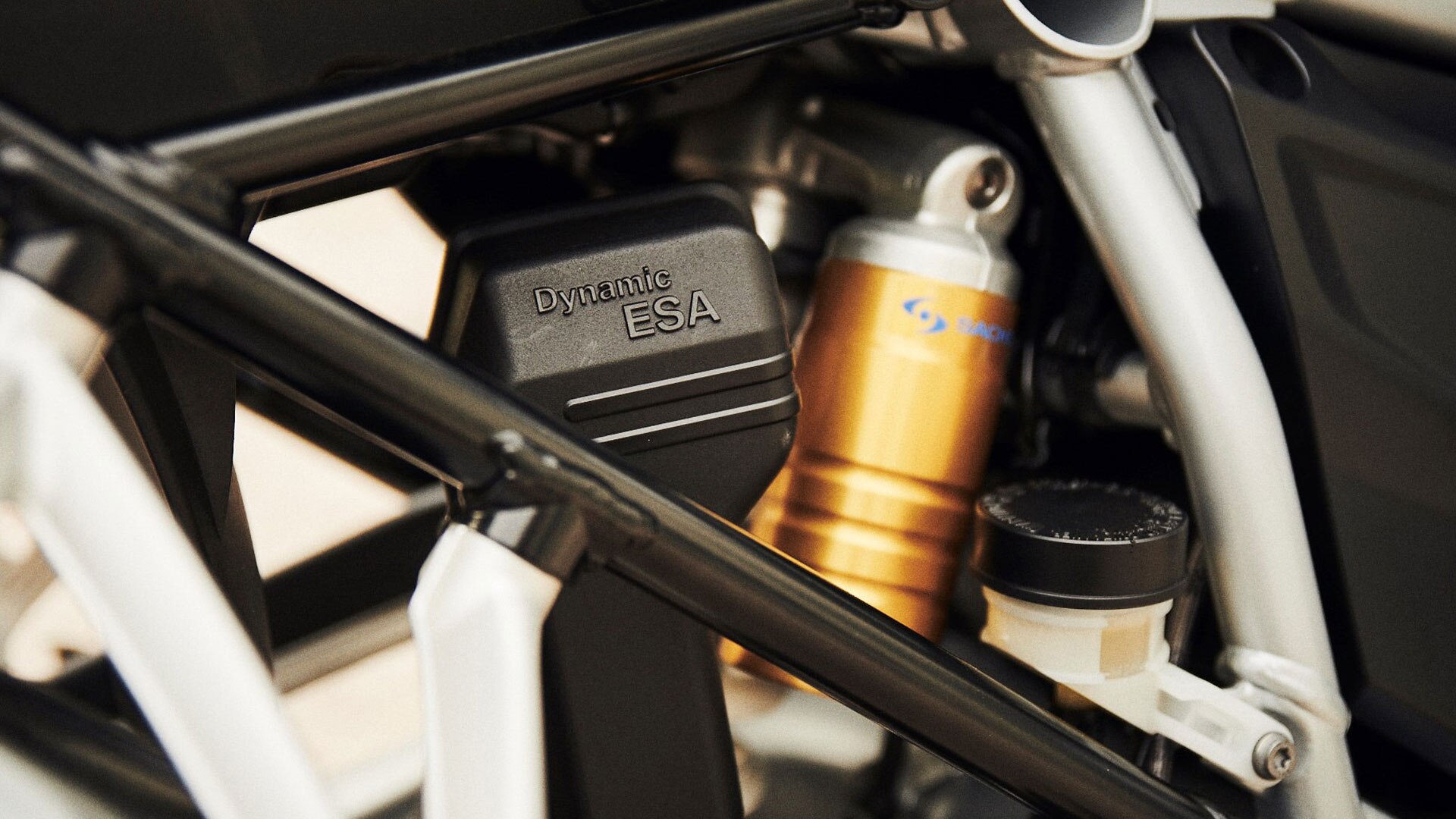 Η BMW R 1250 GS με Dynamic ESA ως βασικός εξοπλισμός