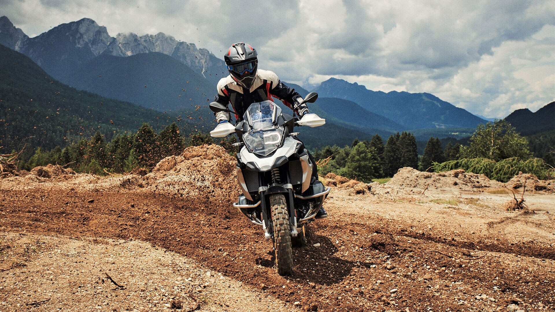 Η BMW R 1250 GS στον δρόμο με τον προαιρετικό εξοπλισμό riding mode Pro.