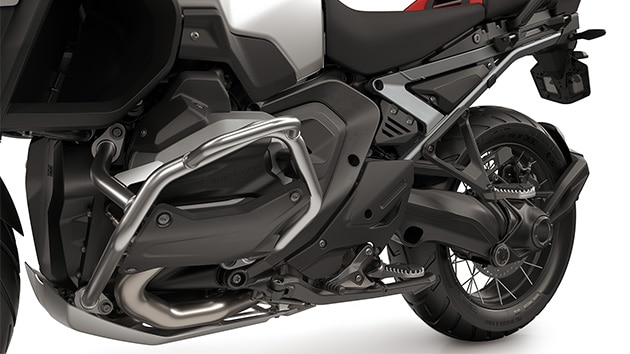 Χαρακτηριστικά Enduro όπως μεγαλύτερο προστατευτικό κινητήρα, πτυσσόμενος μοχλός φρένου και ρυθμιζόμενος λεβιές αλλαγής ταχυτήτων, μαρσπιέ Enduro με μαρσπιέ συνεπιβάτη