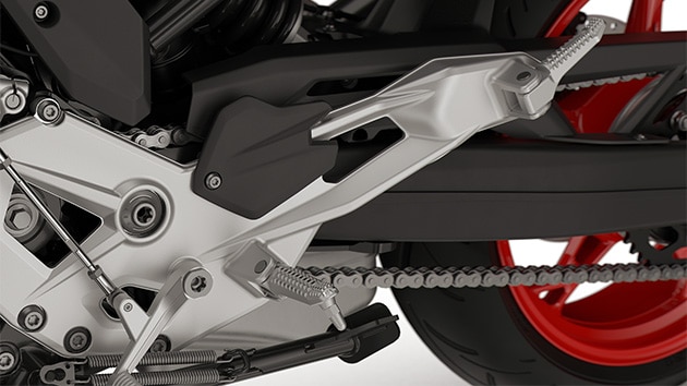 Φρεζαρισμένα μαρσπιέ και πεντάλ της F 900 R της BMW Motorrad