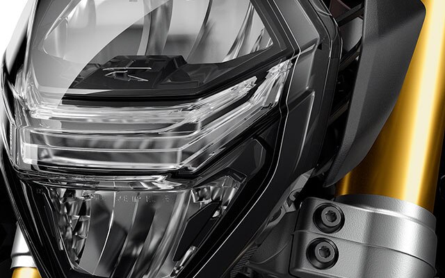 Βλέπουμε την F 900 R με Προσαρμοζόμενο Προβολέα.