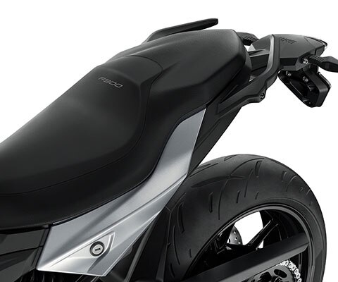 Βλέπουμε τη σέλα της F 900 R. Χάρη στα έξι ύψη σέλας, όλοι θα βρουν την ιδανική θέση.