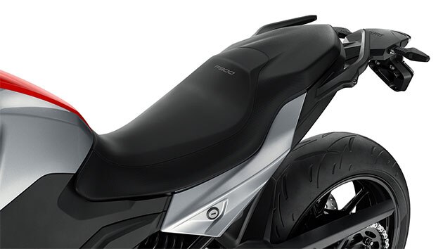 Βλέπουμε τη σέλα της F 900 R. Χάρη στα έξι ύψη σέλας, όλοι θα βρουν την ιδανική θέση.