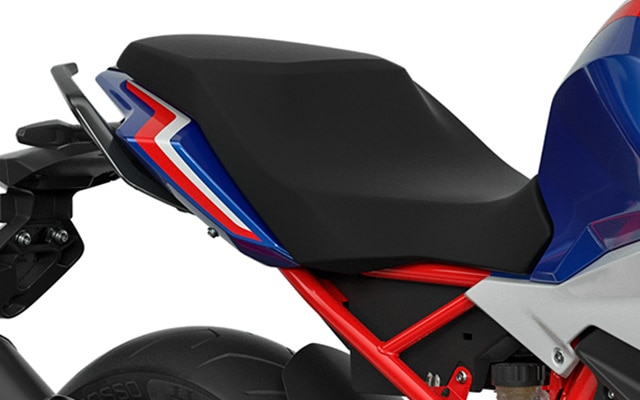 Βλέπουμε την εργονομική σέλα της G 310 R.