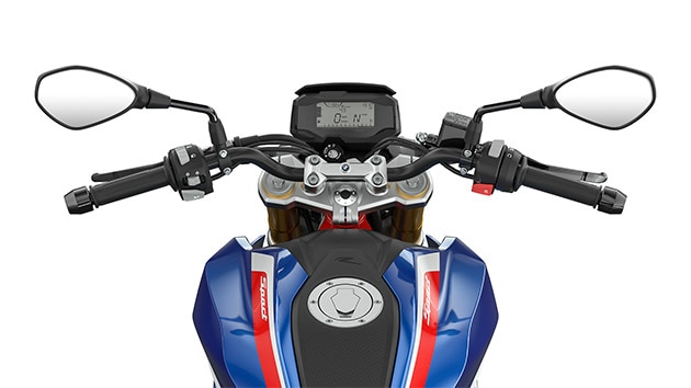 Βλέπουμε το τιμόνι και τα χειριστήρια της G 310 R.
