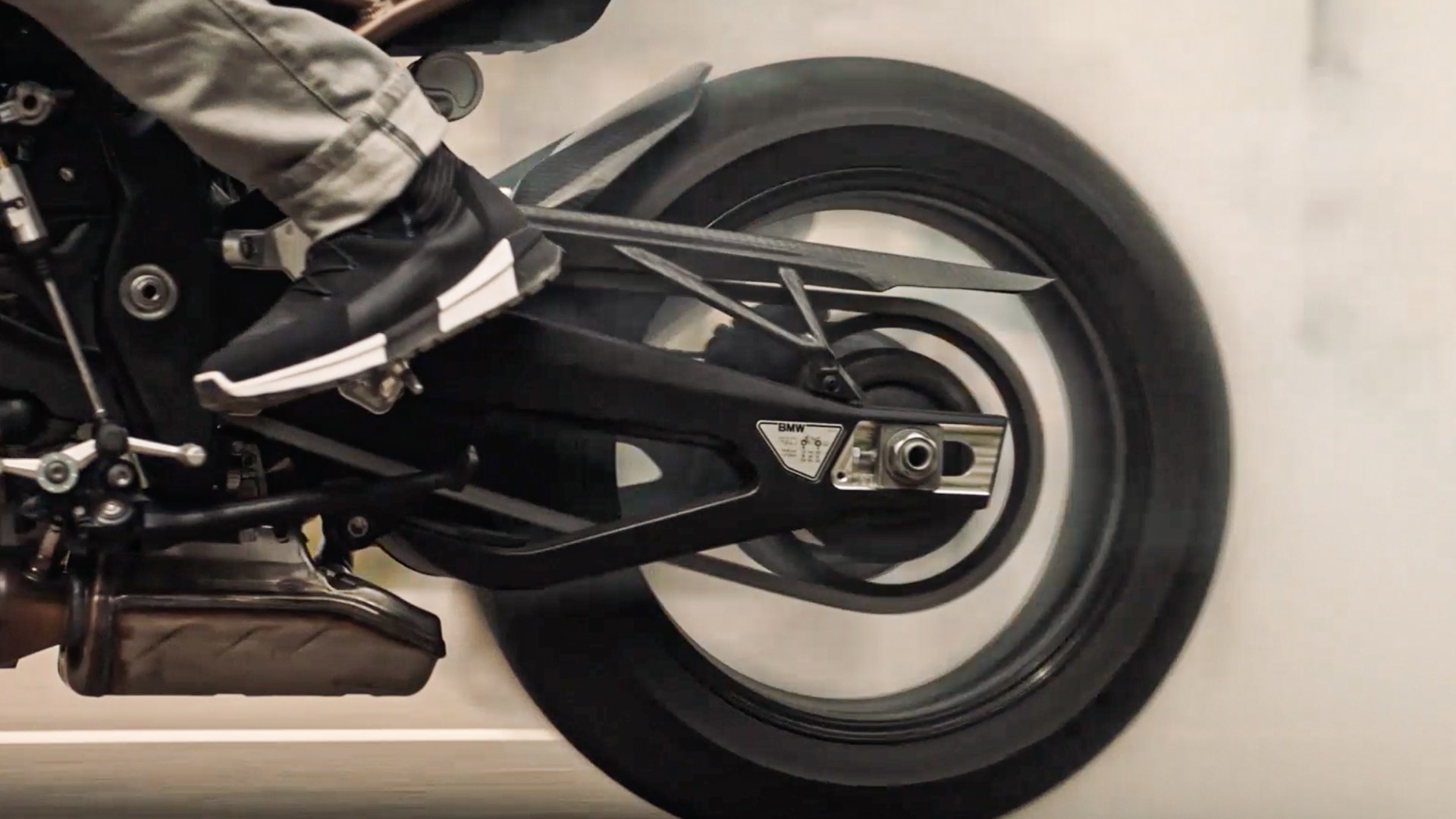 Βλέπουμε μία σειρά στιγμιότυπων της S 1000 R σε κίνηση.