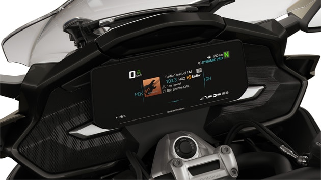Εστίαση στην οθόνη TFT και τα ηχεία της K 1600 Grand America.