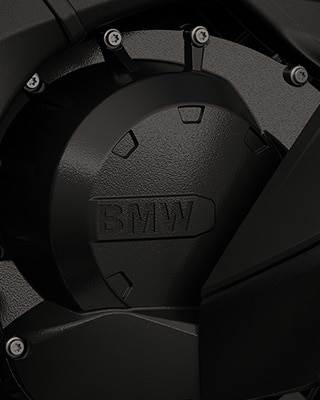 Εστίαση στον εξακύλινδρο κινητήρα.