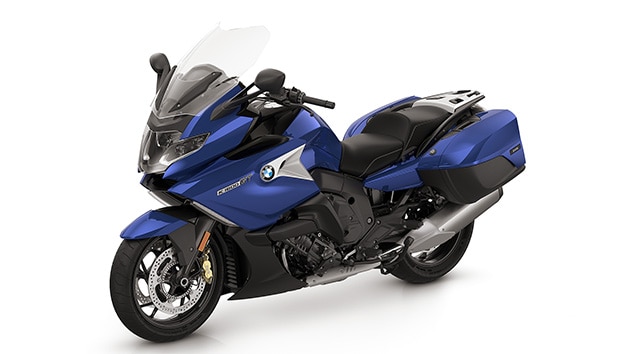 Η K 1600 GT σε Light white/Racing blue metallic/Racing red.