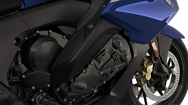 Εστίαση στον εξακύλινδρο κινητήρα.