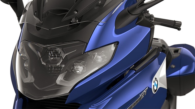 Εστίαση στους προβολείς LED.