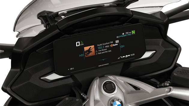 Εστίαση στην οθόνη TFT και τα ηχεία της K 1600 GT.