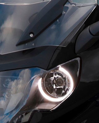 Εντυπωσιακοί προβολείς Xenon.