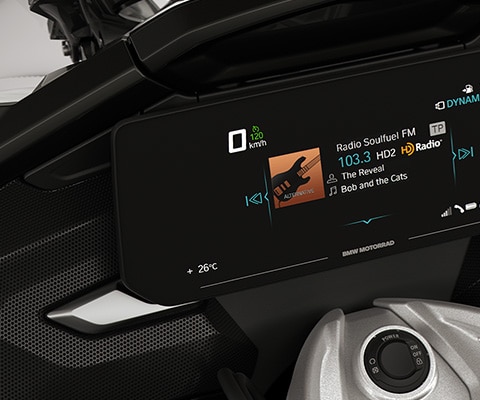Εστίαση στην οθόνη TFT και τα ηχεία της K 1600 GTL.