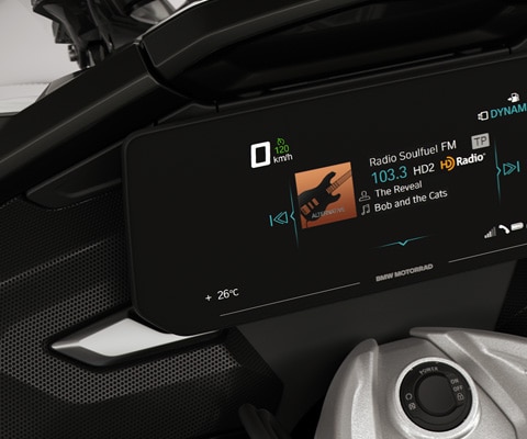 Εστίαση στην οθόνη TFT και τα ηχεία της K 1600 GTL.