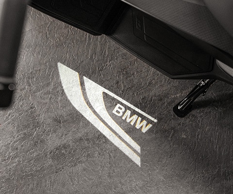 Το C 400 GT της BMW Motorrad με φωτισμό εδάφους και προβολή λογότυπου