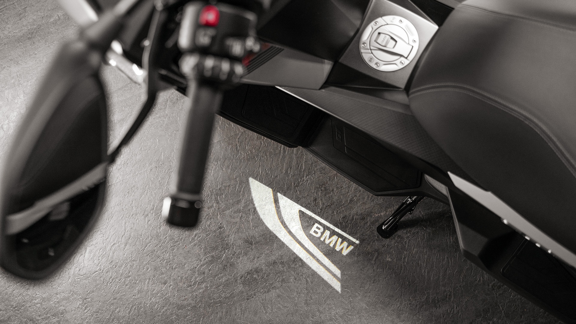 Το C 400 GT της BMW Motorrad με φωτισμό εδάφους και προβολή λογότυπου