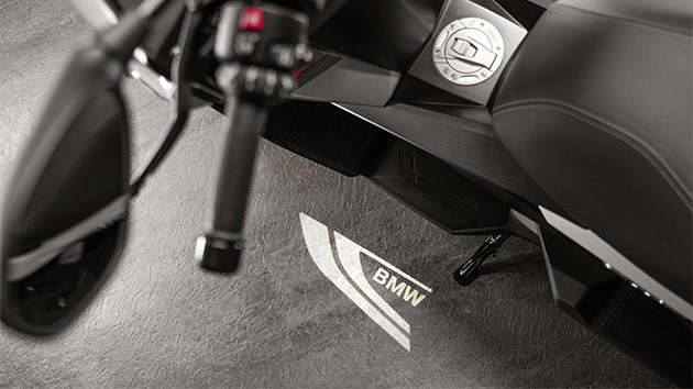 Το C 400 GT της BMW Motorrad με φωτισμό εδάφους και προβολή λογότυπου