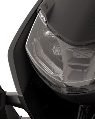 Μπροστινή λήψη του BMW CE 04 με εστίαση στους προβολείς LED.