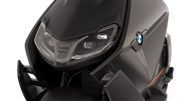 Μπροστινή λήψη του BMW CE 04 με εστίαση στους προβολείς LED.